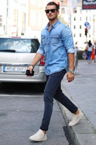Des baskets basses à porter avec une chemise en jean bleue