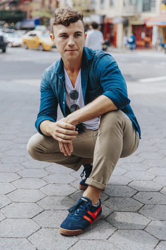 Des baskets basses à porter avec une chemise en jean bleue