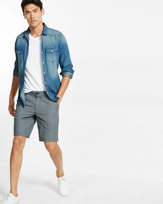Des baskets basses à porter avec une chemise en jean bleue