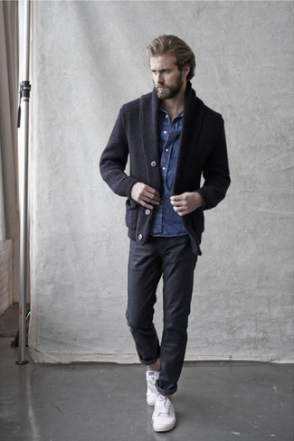 Des baskets basses à porter avec une chemise en jean bleue