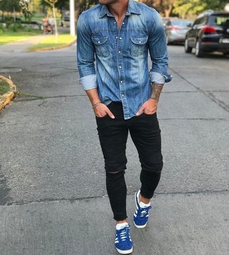 Des baskets basses à porter avec une chemise en jean bleue