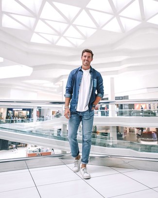 Des baskets basses à porter avec une chemise en jean bleue
