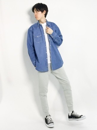 Comment porter une chemise en jean bleue avec un pantalon de jogging vert menthe