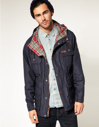 Comment porter une veste style militaire bleue quand il fait chaud