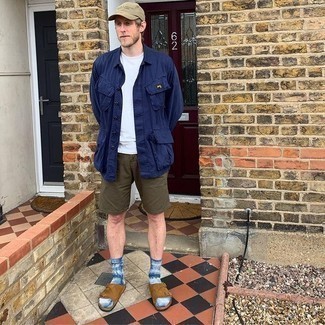 Comment porter une veste style militaire bleue pour un style relax quand il fait chaud