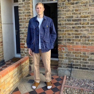 Comment porter une veste style militaire bleue pour un style relax quand il fait chaud