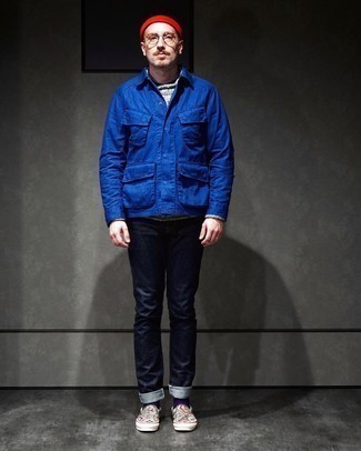 Comment porter une veste style militaire bleue quand il fait chaud
