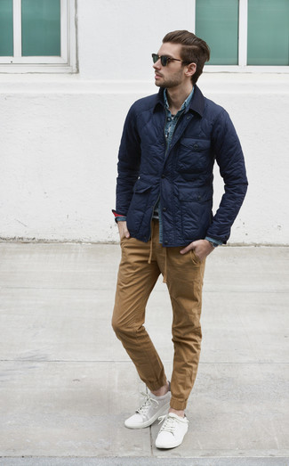 Comment porter une veste style militaire bleue quand il fait chaud
