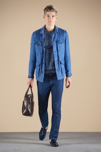 Comment porter une veste style militaire bleue quand il fait chaud