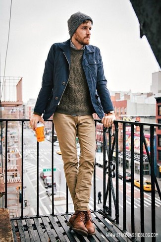 Comment porter une veste style militaire bleue quand il fait chaud