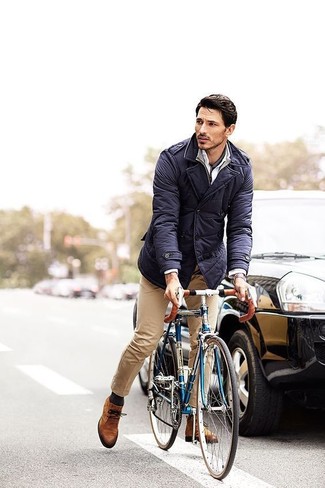 Comment porter une veste style militaire bleue quand il fait chaud
