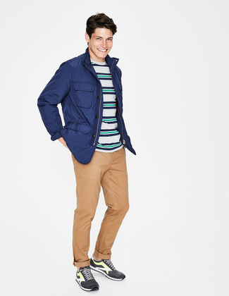 Comment porter une veste style militaire bleue quand il fait chaud