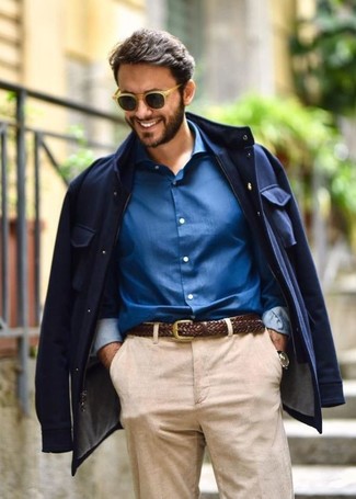 Comment porter une veste style militaire bleue quand il fait chaud