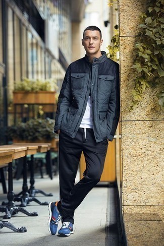 Comment porter une veste style militaire bleue pour un style relax quand il fait chaud