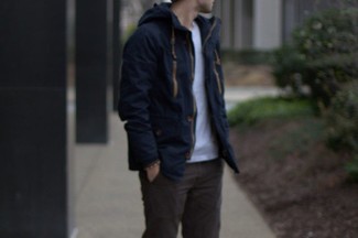 Comment porter une veste style militaire bleue quand il fait chaud