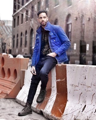 Comment porter une veste style militaire bleue quand il fait chaud