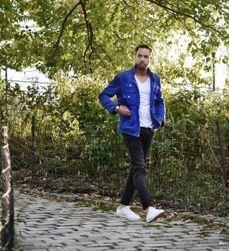 Comment porter une veste style militaire bleue quand il fait chaud