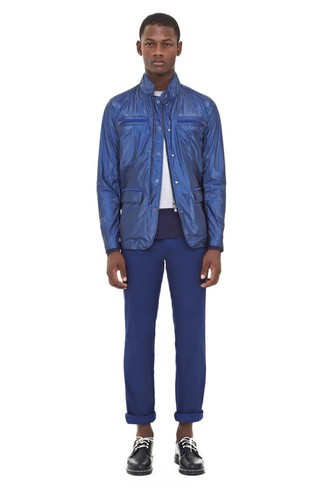 Comment porter une veste style militaire bleue quand il fait chaud