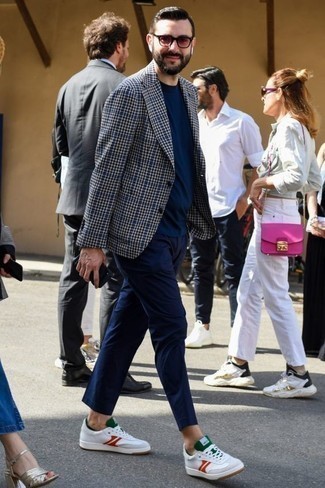 Comment porter une veste en vichy bleue pour un style decontractés quand il fait chaud