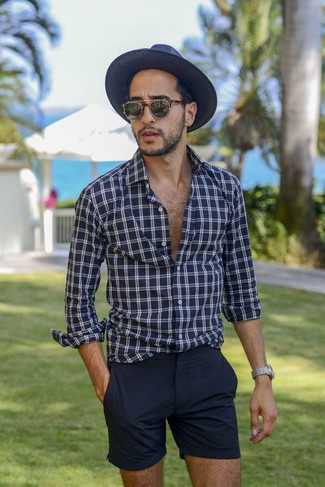 Comment porter un chapeau bleu quand il fait chaud