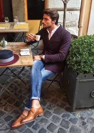 Comment porter un chapeau bleu quand il fait chaud