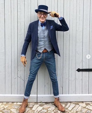 Comment porter un chapeau bleu quand il fait chaud