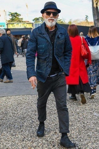 Comment porter un chapeau bleu quand il fait chaud