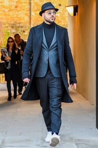 Comment porter un chapeau bleu pour un style chic decontractés quand il fait froid