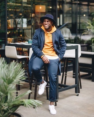 Comment porter un chapeau bleu pour un style decontractés quand il fait froid