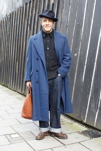 Comment porter un chapeau bleu pour un style chic decontractés quand il fait froid