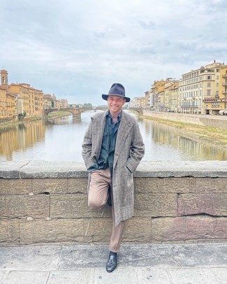 Comment porter un chapeau bleu pour un style chic decontractés quand il fait froid