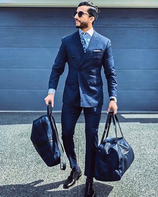 Comment porter un fourre-tout bleu pour un style elégantes