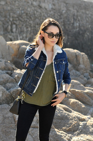 Comment porter une veste bleue quand il fait froid