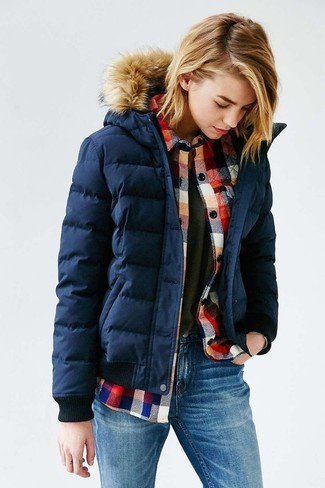 Comment porter une veste bleue quand il fait froid
