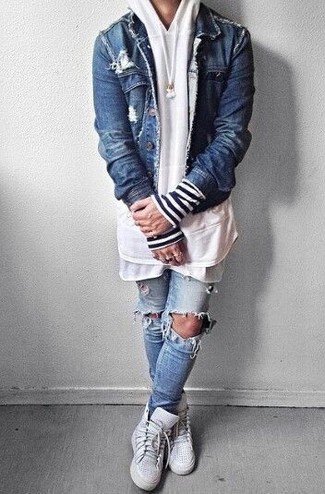 Comment porter une veste bleue pour un style relax