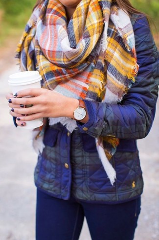 Comment porter une veste bleue quand il fait froid