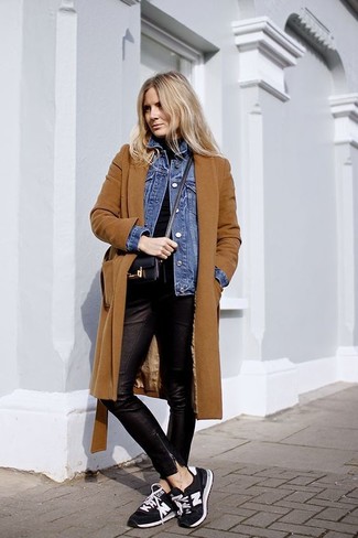 Comment porter une veste bleue quand il fait froid