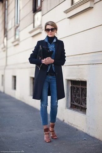 Comment porter une veste bleue quand il fait froid