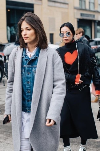 Comment porter une veste bleue quand il fait froid