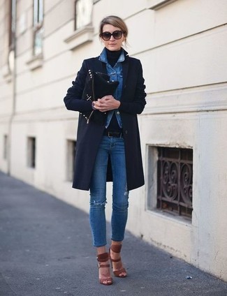 Comment porter une veste bleue quand il fait froid