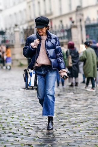 Comment porter une veste bleue quand il fait froid