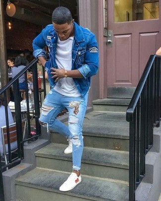 Comment porter une veste bleue pour un style relax