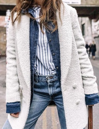 Comment porter une veste bleue quand il fait froid