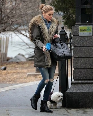 Comment porter une veste bleue quand il fait froid