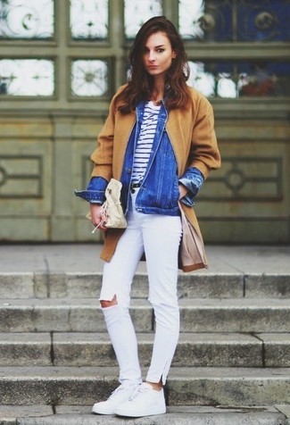 Comment porter une veste bleue quand il fait froid