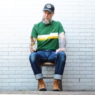 Comment porter un jean bleu avec des bottes brogue en cuir marron pour un style decontractés