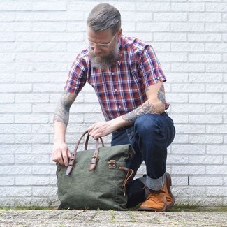 Comment porter un jean bleu avec des bottes brogue en cuir marron pour un style decontractés