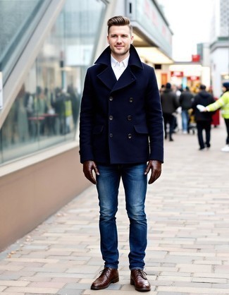 Comment porter un jean bleu avec des bottes brogue en cuir marron