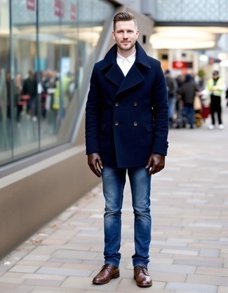 Comment porter un jean bleu avec des bottes brogue en cuir marron