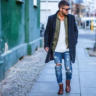 Comment porter un jean bleu avec des bottes brogue en cuir marron